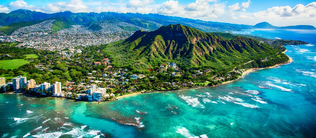 Strand-Berg-Stadtlandschaft auf Hawaii
