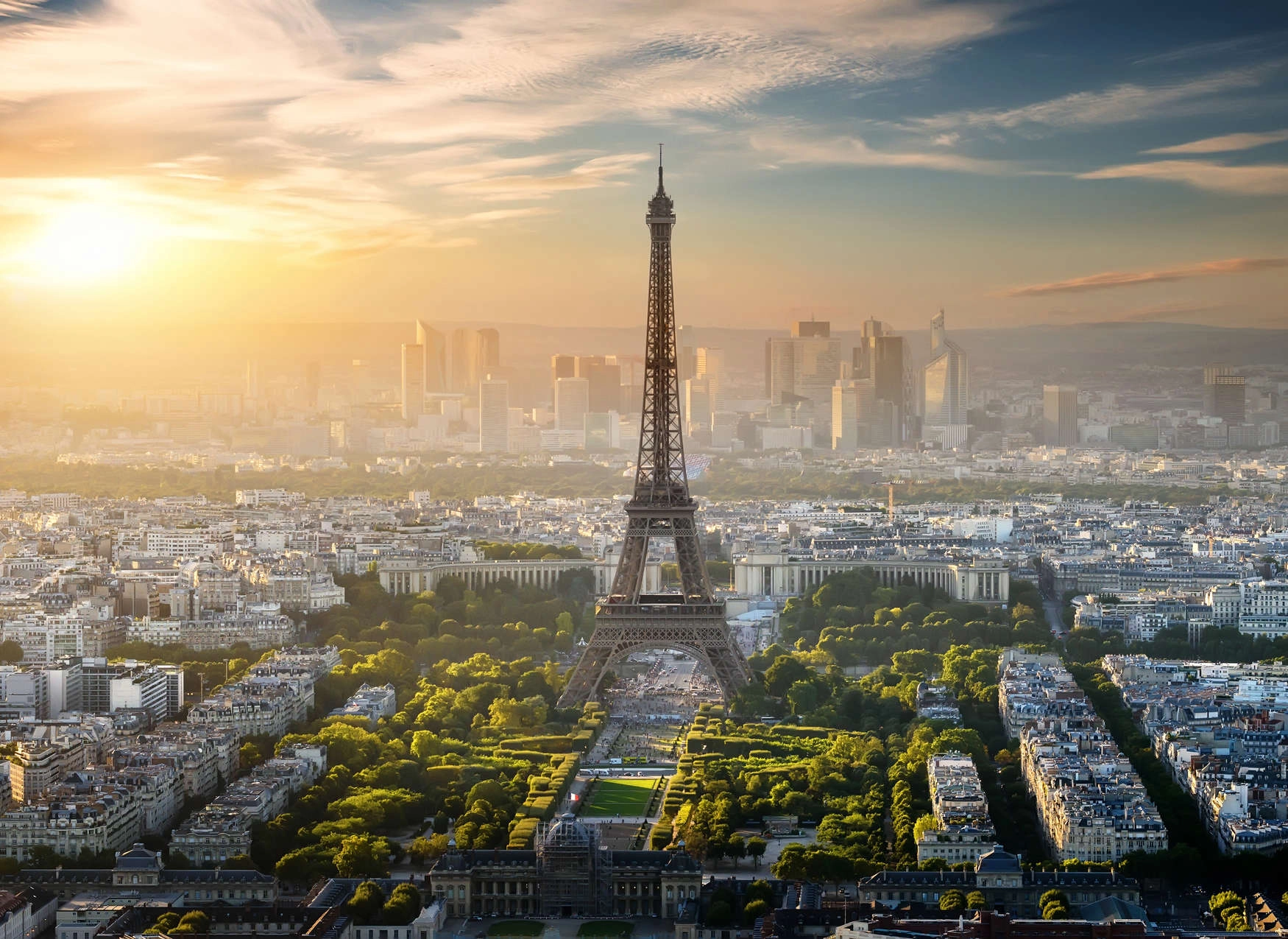 Eiffelturm mit Paris im Hintergrund