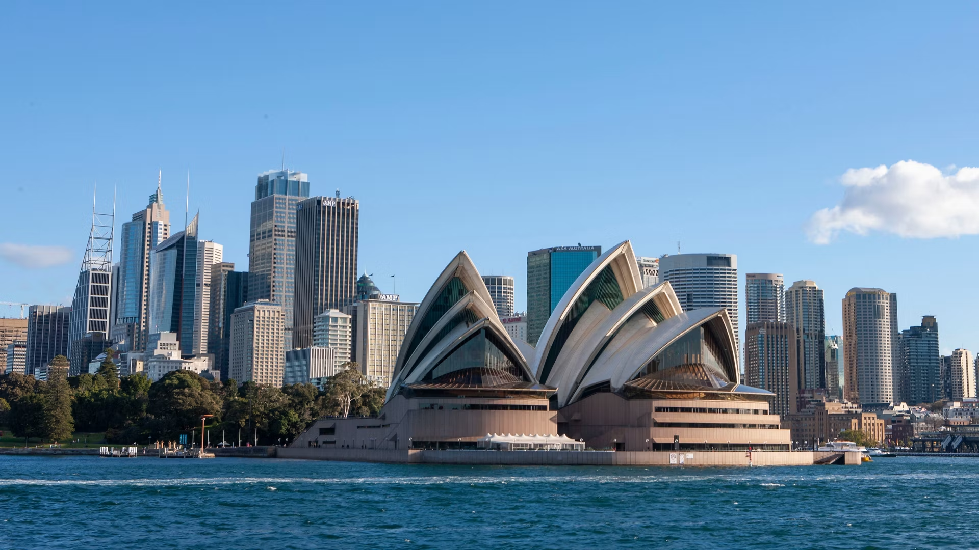 Sydney Opera House mit Sydney im Hintergrund